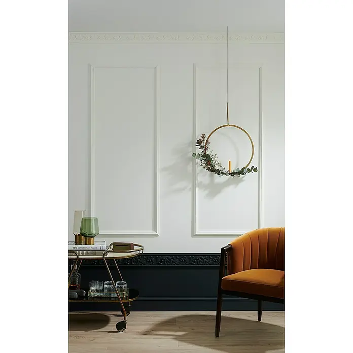 Nmc Decoflair Zierprofil Deckenleiste E25 - 2 m x 50 mm x 80 mm, Expandiertes Polystyrol (EPS) - Elegante Wanddekoration mit einem goldenen Reif, umgeben von Grün und einer Kerze, die eine warme Atmosphäre schafft.