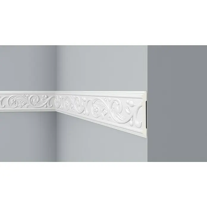 Nmc Decoflair Zierprofil Wandleiste F19 - 2 m x 14 mm x 125 mm, Hochverdichteter Polyurethanschaum (PU) - Detailaufnahme einer eleganten, weißen Zierleiste mit floralem Muster an einer grauen Wand. Edle Wandgestaltung für ein stilvolles Ambiente.