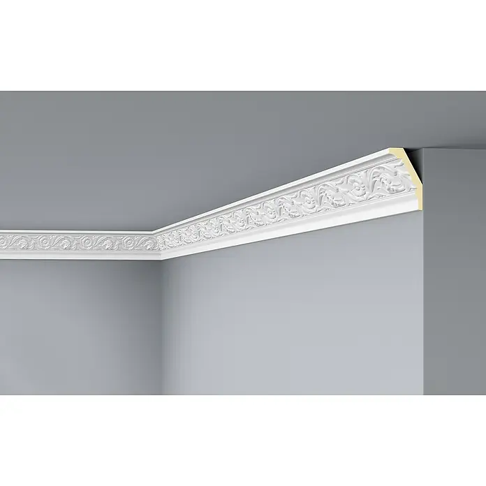Nmc Decoflair Zierprofil Deckenleiste F5 - 2 m x 50 mm x 80 mm, Hochverdichteter Polyurethanschaum (PU) - Diese Aufnahme zeigt eine dekorative, weiße Deckenleiste in einem grau gestrichenen Raum. Sie verleiht dem Raum ein elegantes, klassisches Flair.