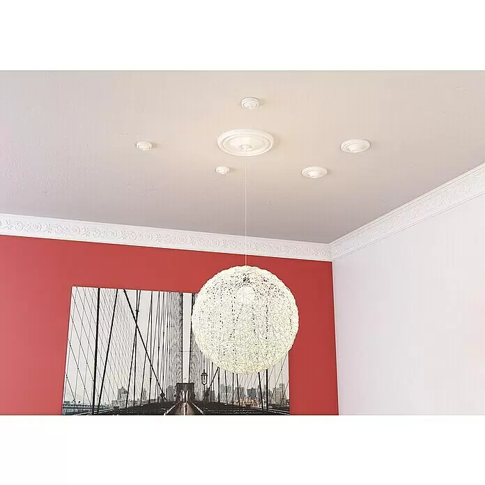Nmc Decoflair Zierprofil Deckenleiste F18 - 2 m x 69 mm x 148 mm, Hochverdichteter Polyurethanschaum (PU) - Weiße, kugelförmige Hängelampe mit geflochtenem Design, hängt von der Decke und spendet Umgebungslicht.