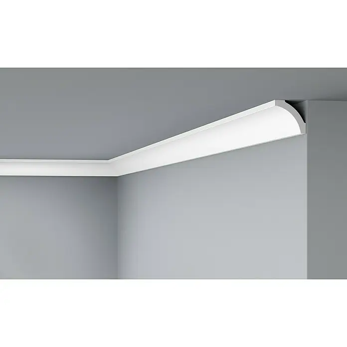 Nmc Decoflair Zierprofil Deckenleiste D20 - 2 Stk., 2 m x 50 mm x 50 mm, Extrudiertes Polystyrol (XPS) - Eine Nahaufnahme einer weißen Zierleiste, die die Ecke eines grau gestrichenen Raumes schmückt, wodurch ein sauberer, moderner Übergang entsteht.