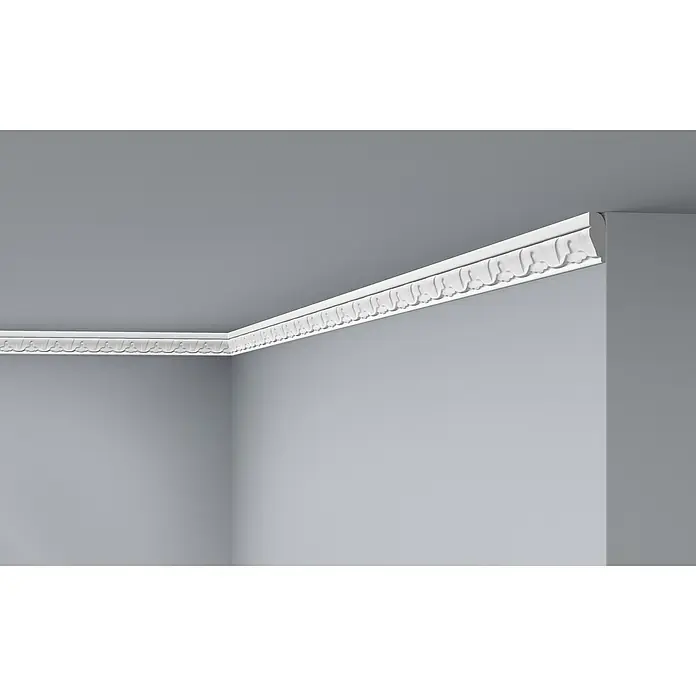 Nmc Decoflair Zierprofil Deckenleiste E12 - 2 m x 10 mm x 30 mm, Expandiertes Polystyrol (EPS) - Zimmeransicht mit einer weißen, dekorativen Zierleiste, die zwischen Wand und Decke angebracht ist und dem Raum eine elegante Note verleiht.