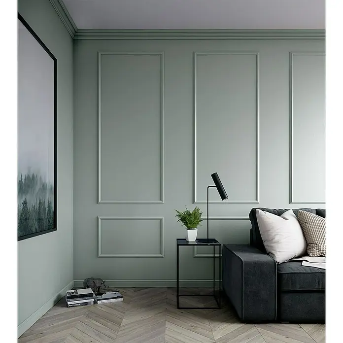 Nmc Decoflair Zierprofil CL1 - 2 x 39 cm, 2 x 59 cm, Hochverdichtetes extrudiertes Polymer (HDPS) - Elegantes Wohnzimmer mit grauer Couch, Beistelltisch und stilvoller Wandgestaltung. Die grüne Farbpalette sorgt für eine beruhigende Atmosphäre.