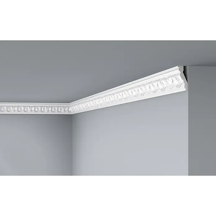 Nmc Decoflair Zierprofil Deckenleiste E21 - 2 m x 30 mm x 65 mm, Expandiertes Polystyrol (EPS) - Detailaufnahme einer Stuckrosette, die an einer Wand angebracht ist. Das Stuckelement ist weiß und hat ein dekoratives Design.