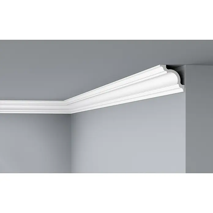 Nmc Decoflair Zierprofil Deckenleiste D10 - 2 m x 80 mm x 80 mm, Extrudiertes Polystyrol (XPS) - Detailaufnahme einer eleganten, weißen Deckenleiste, die den Raum optisch aufwertet und einen stilvollen Übergang zwischen Wand und Decke schafft.