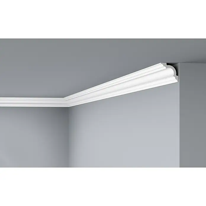 Nmc Decoflair Zierprofil Deckenleiste D8 - 2 Stk., 2 m x 50 mm x 50 mm, Extrudiertes Polystyrol (XPS) - Detailaufnahme einer weißen, dekorativen Deckenleiste, die einen eleganten Übergang zwischen Wand und Decke in einem grauen Raum schafft.