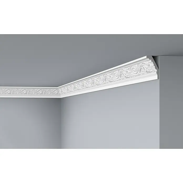 Nmc Decoflair Zierprofil Deckenleiste E25 - 2 m x 50 mm x 80 mm, Expandiertes Polystyrol (EPS) - Detailaufnahme einer weißen Stuckrosette an der Decke eines Raumes, die dem Raum eine elegante und dekorative Note verleiht.