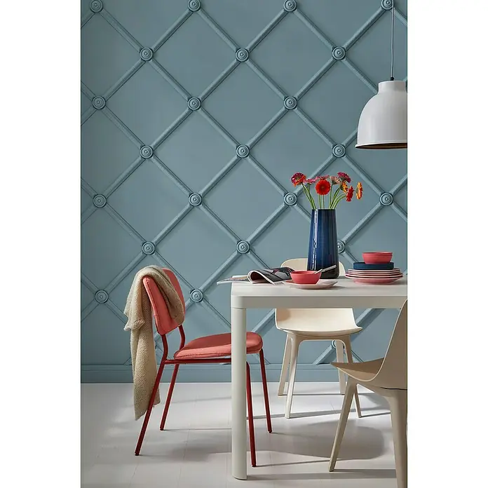 Nmc Decoflair Rosette M60 - Durchmesser: 80 mm, Hochverdichteter Polyurethanschaum (PU), Weiß, 2 Stk. - Einrichten mit Stil: Ein Esstisch mit Stühlen, dekoriert mit einer blauen Blumenvase und farbenfrohem Geschirr vor einer stilvollen Wand.