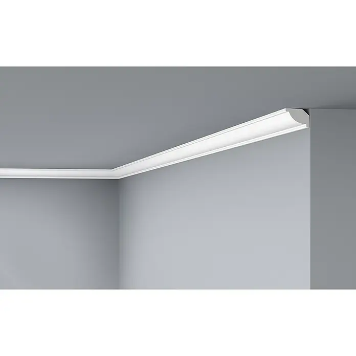 Nmc Decoflair Zierprofil Deckenleiste C5 - 2 m x 22 mm x 16 mm, Hochverdichtetes extrudiertes Polymer (HDPS) - Detailaufnahme einer eleganten, weißen Zierleiste an der Decke, die einen stilvollen Übergang zu den grauen Wänden bildet.