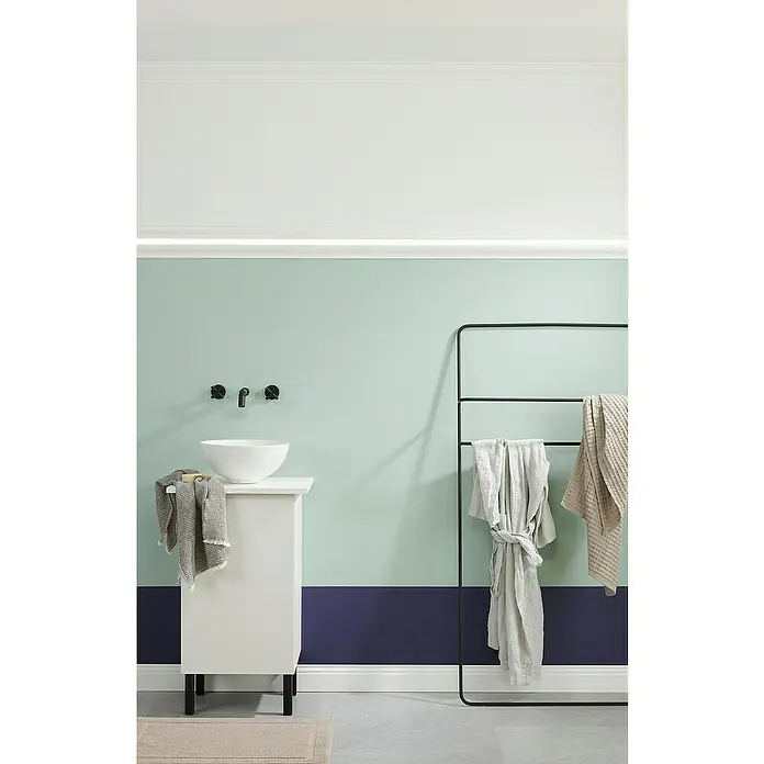 Nmc Decoflair Zierprofil CL11 - L x B x H: 2 m x 33 mm x 50 mm, Hochverdichtetes extrudiertes Polymer (HDPS) - Das Badezimmer mit einem Waschbecken und einer Handtuchstange strahlt moderne Eleganz und Funktionalität aus. Die Farbgebung ist frisch und einladend.