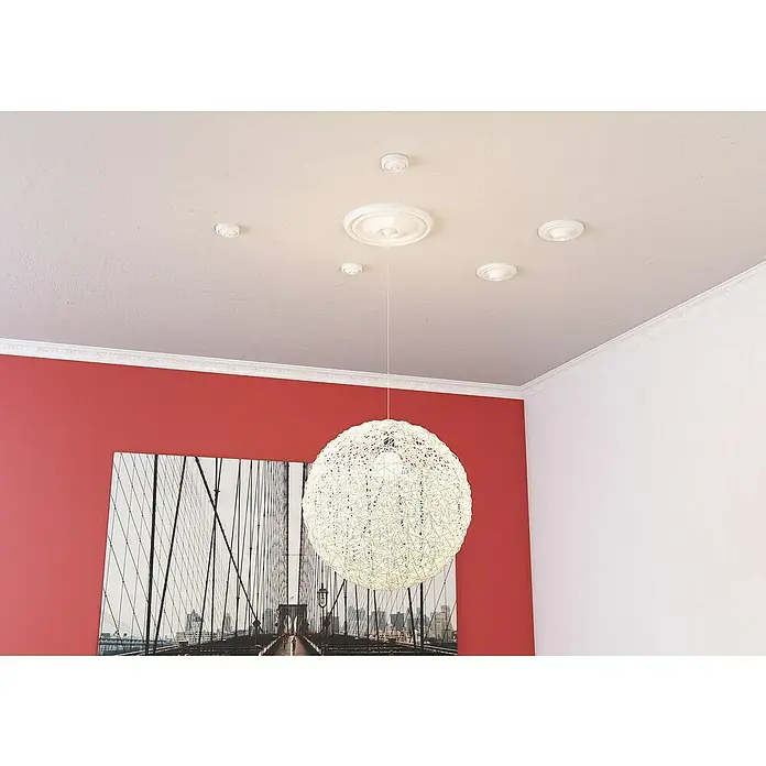 Nmc Decoflair Zierprofil Deckenleiste E26 - 2 m x 45 mm x 65 mm, Expandiertes Polystyrol (EPS) - Eine moderne Pendelleuchte mit einer kugelförmigen Lampe, die von der Decke hängt und ein attraktives Designmerkmal darstellt.