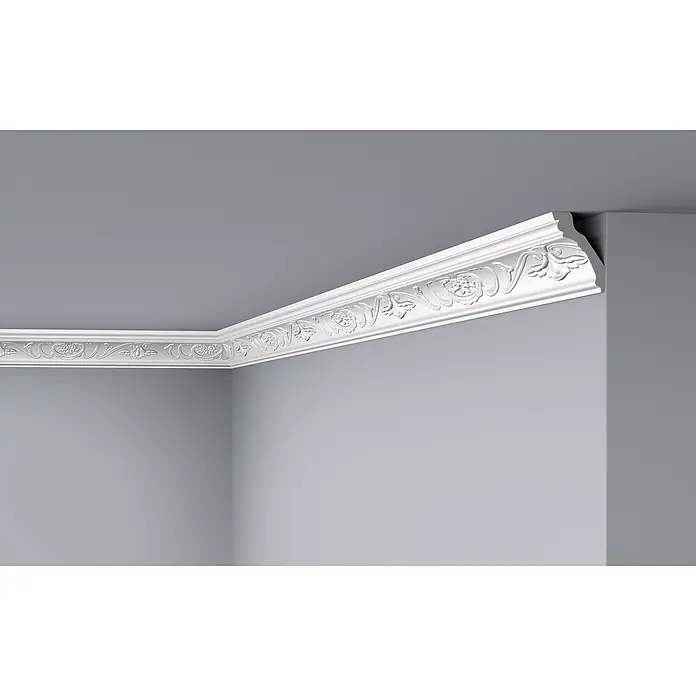 Nmc Decoflair Zierprofil Deckenleiste E26 - 2 m x 45 mm x 65 mm, Expandiertes Polystyrol (EPS) - Eine Nahaufnahme einer weißen Stuckdecke mit floralen Mustern an der Decke eines grauen Raumes, die eine elegante Note verleiht.