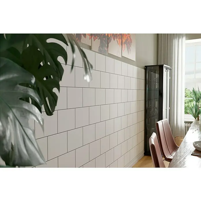 Wandfliese - 20 x 25 cm, Weiß, Matt - Ein modernes Esszimmer mit weißen Metrofliesen an der Wand, die dem Raum einen stilvollen und sauberen Look verleihen.