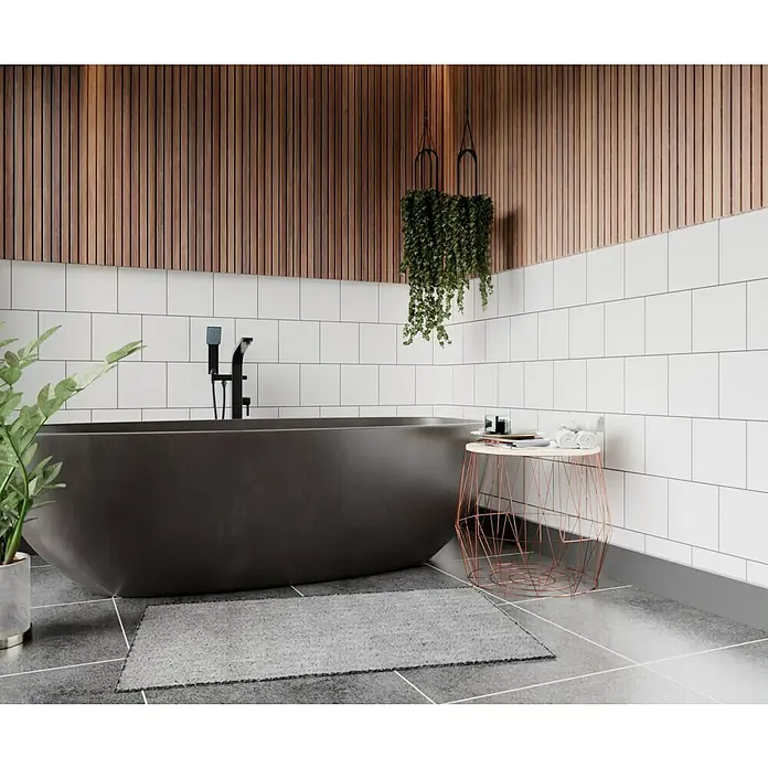 Wandfliese - 20 x 20 cm, Weiß, Matt - Ein elegantes Badezimmer mit einer freistehenden Badewanne, Akzentwand aus Holz und einem stilvollen Beistelltisch.