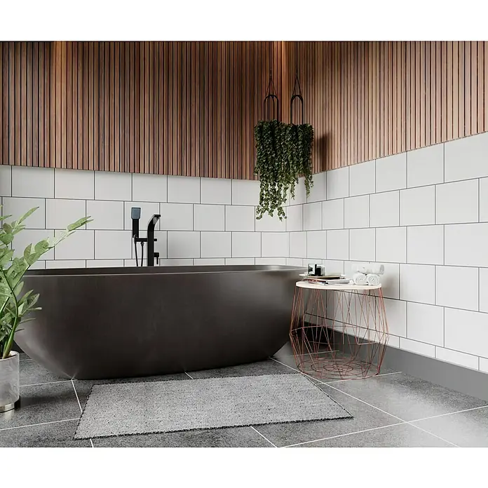 Wandfliese - 20 x 25 cm, Weiß, Matt - Elegantes Badezimmer mit freistehender Badewanne in dunklem Anthrazit, akzentuiert durch eine hängende Pflanze und einen modernen Beistelltisch.