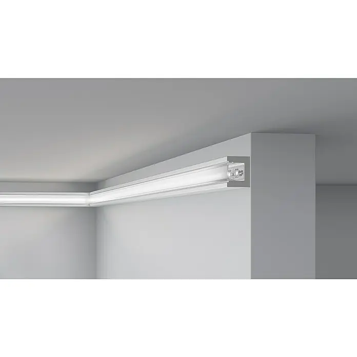 Nmc Decoflair Zierprofil CL14 - L x B x H: 2 m x 25 mm x 20 mm, Hochverdichtetes extrudiertes Polymer (HDPS) - Die Abbildung zeigt ein LED-Leuchtprofil, das in einer Ecke zwischen Wand und Decke montiert ist und ein indirektes, stimmungsvolles Licht erzeugt.
