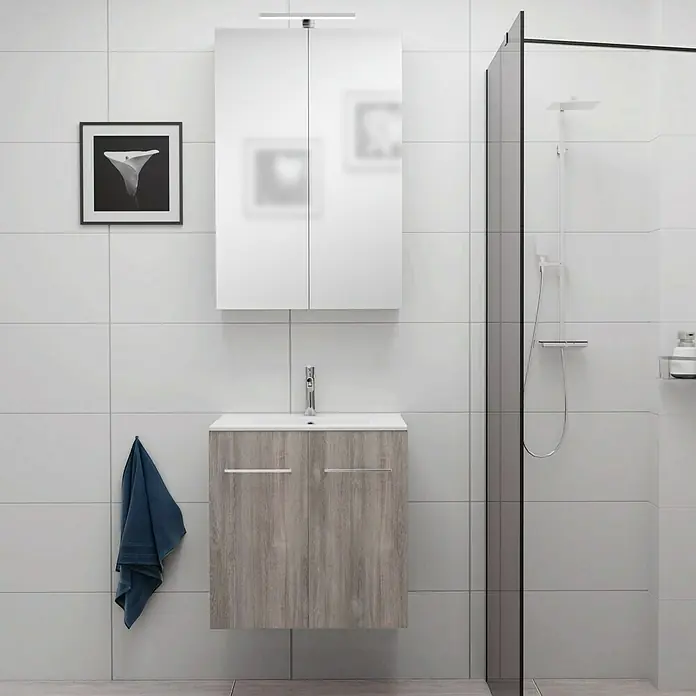 Camargue Espacio Badmöbel-Set E67 - 60 cm, Faro - Modernes Badezimmer mit Waschtischunterschrank in Holzoptik, Spiegelschrank und Dusche. Das Waschbecken ist elegant gestaltet.