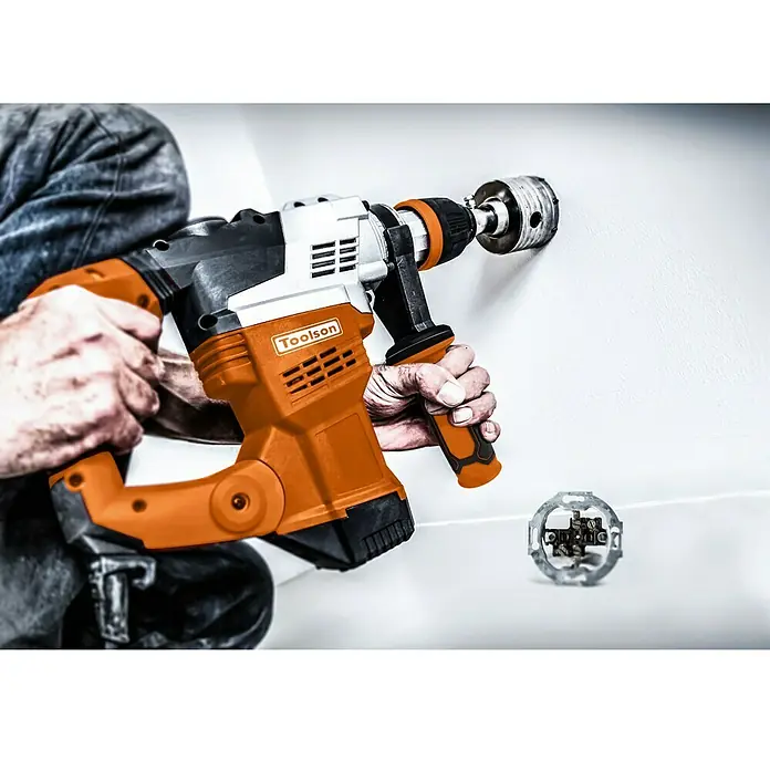 Toolson Kombihammer PRO-HM 9 MAX - 1.050 W, 9 J, SDS-Max-Aufnahme - Der Toolson Bohrhammer im Einsatz. Er wird verwendet, um ein Loch für eine elektrische Dose in eine Wand zu bohren, was seine Effizienz zeigt.