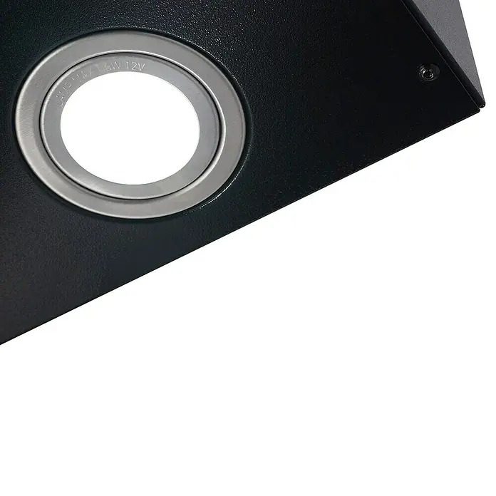 Respekta Schräghaube Hera - Breite: 79,5 cm, Max. Gebläseleistung Abluftbetrieb: 587 m³/h, Schwarz - Nahaufnahme einer runden LED-Leuchte mit silberner Umrandung, eingebettet in eine mattschwarze Oberfläche, die eine moderne Ästhetik betont.