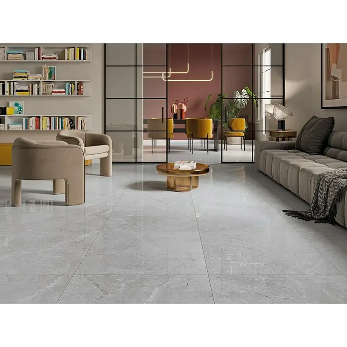 Feinsteinzeugfliese Tibet - 74,5 x 74,5 cm, Weiß/Grau, Glänzend - Elegantes Wohnzimmer mit glänzendem, grauem Marmorboden, der eine luxuriöse Atmosphäre schafft und die Möbel stilvoll ergänzt.