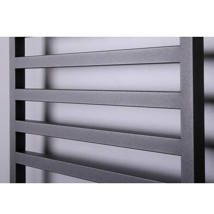 Szagato Designheizkörper Square 2 - B x H: 600 x 1.470 mm, Wärmeleistung bei Vorlauftemperatur von 75 °C (D: 50): 810 W, Moonstone-Grau - Nahaufnahme eines modernen, grauen Heizkörpers. Das minimalistische Design mit klaren Linien fügt sich nahtlos in jedes Badezimmer ein.