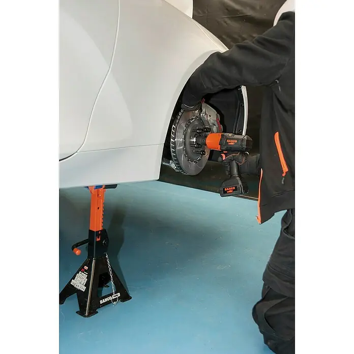 Bahco Unterstellbock BH36000 - 2 Stk., Traglast: 6.000 kg, Höhenverstellung: 40 cm - 62 cm - Werkstattaufnahme mit Radwechsel und Fokus auf den Akku-Schlagschrauber von Bahco für müheloses Arbeiten.