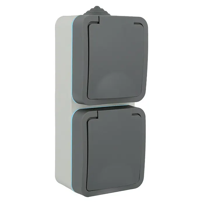 Voltomat Blueline Feuchtraum-Steckdose - 2-fach, Vertikal, IP54, Grau - Eine graue, doppelte Außensteckdose mit blauen Akzenten, ideal für den Garten oder die Terrasse. Wetterfest und robust.