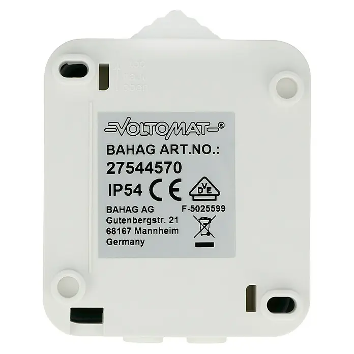 Voltomat Blueline Feuchtraum-Steckdose - 1-fach, Horizontal, IP54, Weiß - Nahaufnahme des VOLTOMAT-Produktschildes mit Details zu Artikelnummer, Schutzart IP54, CE-Kennzeichnung und Herstellerinformationen.