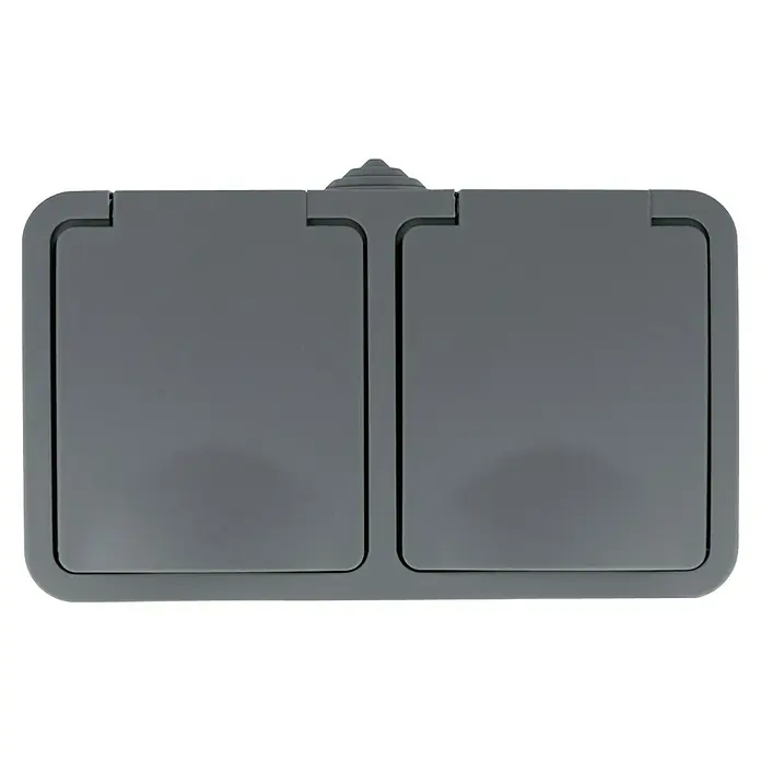 Voltomat Blueline Feuchtraum-Steckdose - 2-fach, Horizontal, IP54, Grau - Nahaufnahme einer grauen Doppelbodensteckdose, die in einem modernen Design gehalten ist und sich für den Innenbereich eignet.