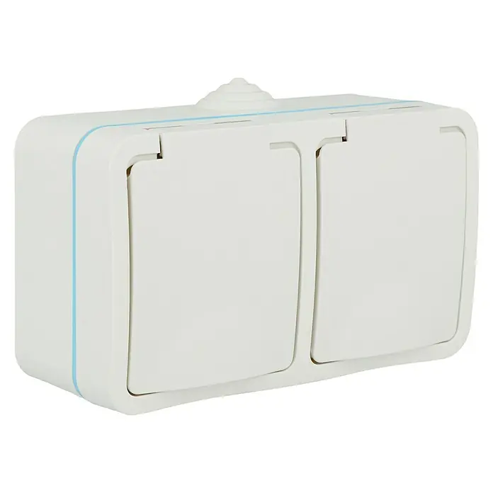 Voltomat Blueline Feuchtraum-Steckdose - 2-fach, Horizontal, IP54, Weiß - Nahaufnahme einer Doppelsteckdose in Weiß mit blauen Akzenten, die ein modernes und funktionales Design aufweist.