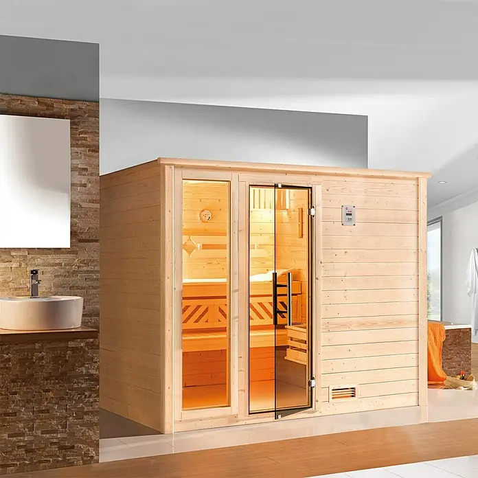 Weka Massivholzsauna BERGEN 7,5 kW OS GT/F Gr.3 - Elektroofen, Steuerung Ofen: Extern, L x B x H: 245,5 x 205 x 195 cm - Das Bild zeigt eine luxuriöse Holzsauna mit Glastüren in einem Badezimmer, die Entspannung und Wellness verspricht.