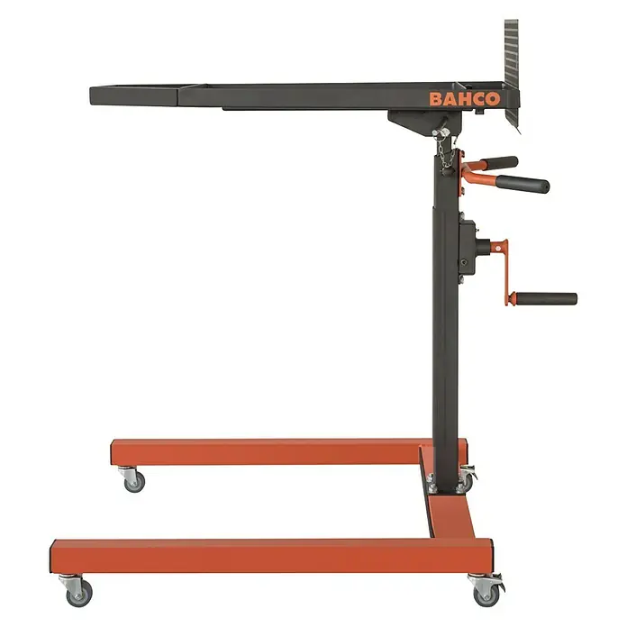 Bahco Materialständer Multi-Table BLEMAT1 - Höhenverstellung: 95 cm - 135 cm, Traglast: 50 kg - Das Bild zeigt einen BAHCO Motorheber, ein Werkzeug für schwere Lasten in Werkstätten. Der Heber ist robust und auf Rollen montiert für Mobilität.