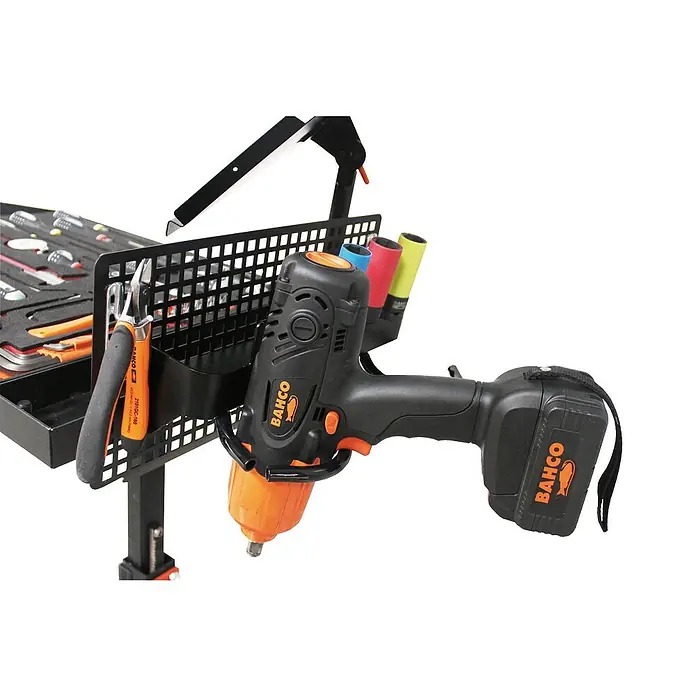 Bahco Materialständer Multi-Table BLEMAT1 - Höhenverstellung: 95 cm - 135 cm, Traglast: 50 kg - Bahco Akku-Schlagschrauber in Werkzeugwagenhalterung. Das Bild zeigt einen Akku-Schlagschrauber der Marke Bahco, der in einer Halterung an einem Werkzeugwagen befestigt ist.