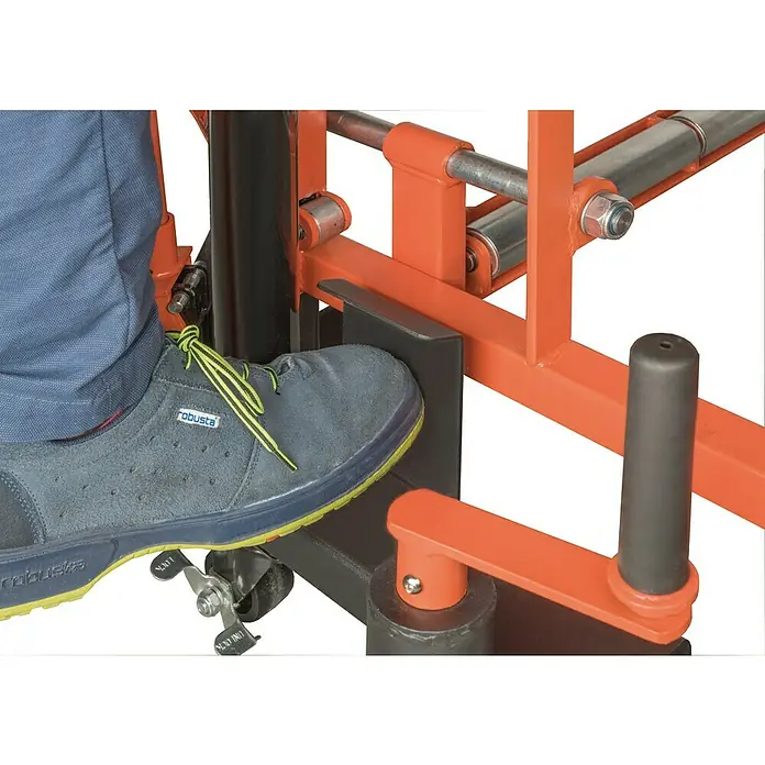 Bahco Radheber Hydraulisch BH8AC3Traglast: 600 kg - Nahaufnahme eines Fußes, der auf eine Fußstütze eines robusten Werkzeugs tritt. Es hat grüne Schnürsenkel und eine gelbe Sohle.