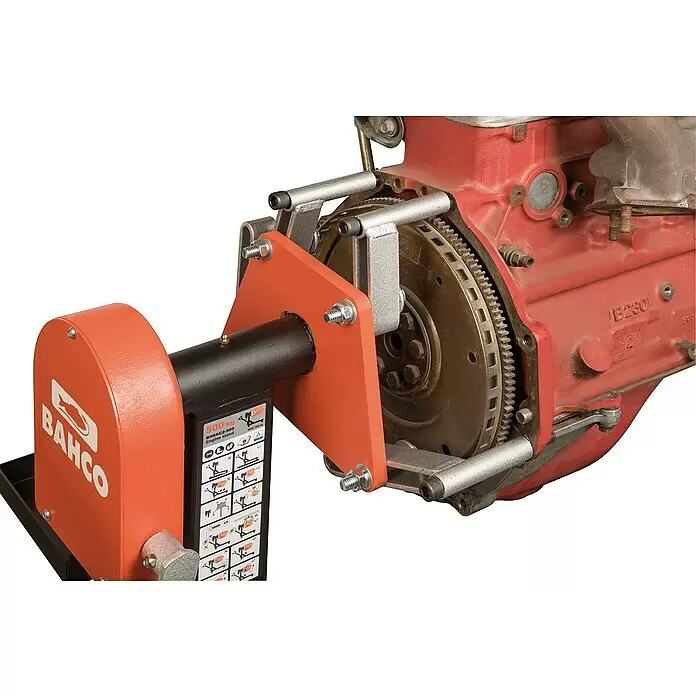 Bahco Motorständer BH8AC2 - Traglast: 500 kg - Oranger und schwarzer Bahco Motorständer hält einen roten Motorblock mit silbernen Befestigungsarmen.