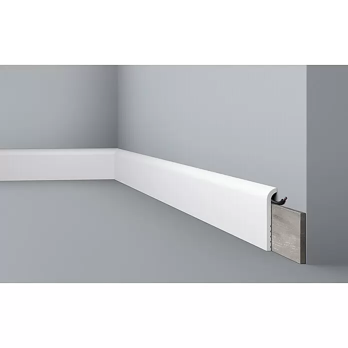 Nmc Decoflair Fußleiste Abdeckfußleiste CBC1 - 2 m x 22 mm x 110 mm, Hochverdichtetes extrudiertes Polymer (HDPS), 1 Stk. - Weiße Sockelleiste mit integriertem Kabelkanal, in einer Ecke über Holzboden installiert.