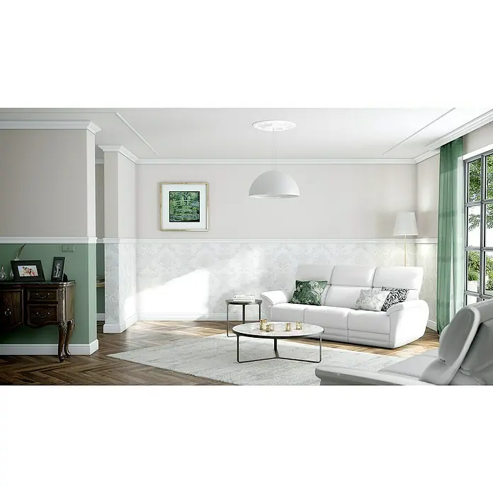 Nmc Decoflair Rosette M61 - Durchmesser: 22,5 cm, Hochverdichteter Polyurethanschaum (PU), Weiß, 1 Stk. - Ein stilvolles Wohnzimmer mit einem weißen Sofa, das den Raum aufwertet, mit sanftem Tageslicht. Das elegante Design und die bequemen Kissen laden zum Entspannen ein.