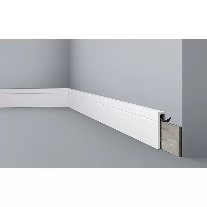 Nmc Decoflair Fußleiste Abdeckfußleiste CBC2 - 2 m x 2,2 cm x 11 cm, Hochverdichtetes extrudiertes Polymer (HDPS), 1 Stk. - Weiße Sockelleiste mit Kabelkanal in einer Raumecke, neben einem Bodenpaneel installiert.