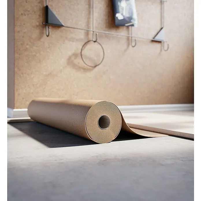 Nmc Noma Korkrolle Nature 2 mm - L x B x H: 10 m x 0,5 m x 2 mm - Die braune Korkmatte, zusammengerollt auf einem grauen Untergrund, eignet sich ideal für Yoga oder als Unterlage im Fitnessbereich.