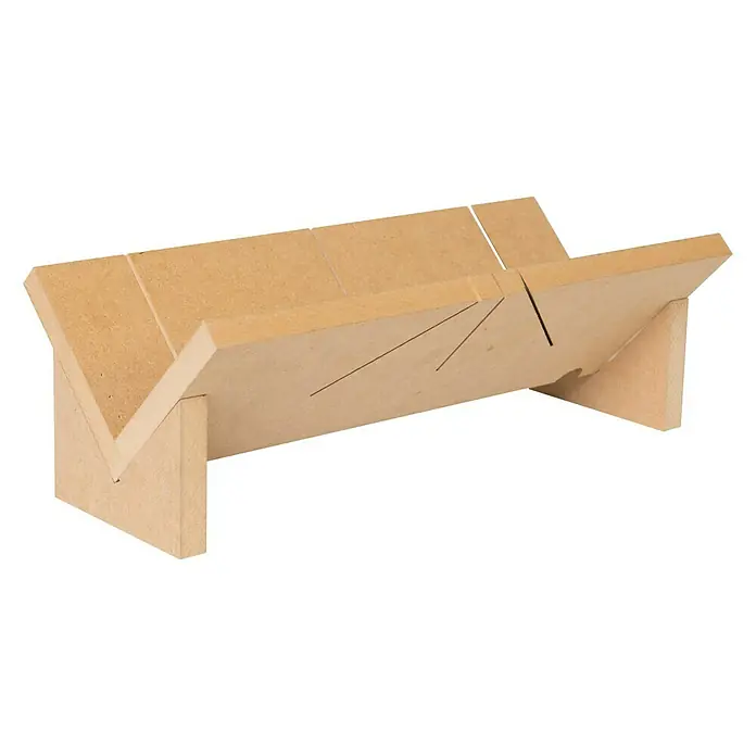 Nmc Gehrungslade MB1 - Länge: 444 mm, Holz, Braun - Eine Gehrungslade aus Holz, die für präzise Schnitte in verschiedenen Winkeln verwendet wird, ideal für DIY-Projekte und Holzbearbeitung.