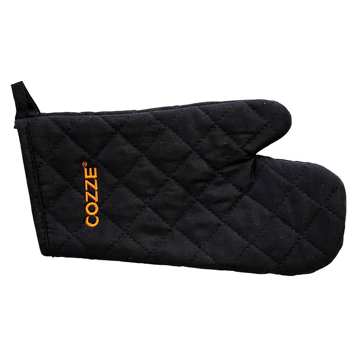 Cozze Grillhandschuh - Schwarz - Schwarzer Ofenhandschuh mit Rautenmuster und orangefarbenem "COZZE"-Logo, ideal zum sicheren Hantieren mit heißen Gegenständen.