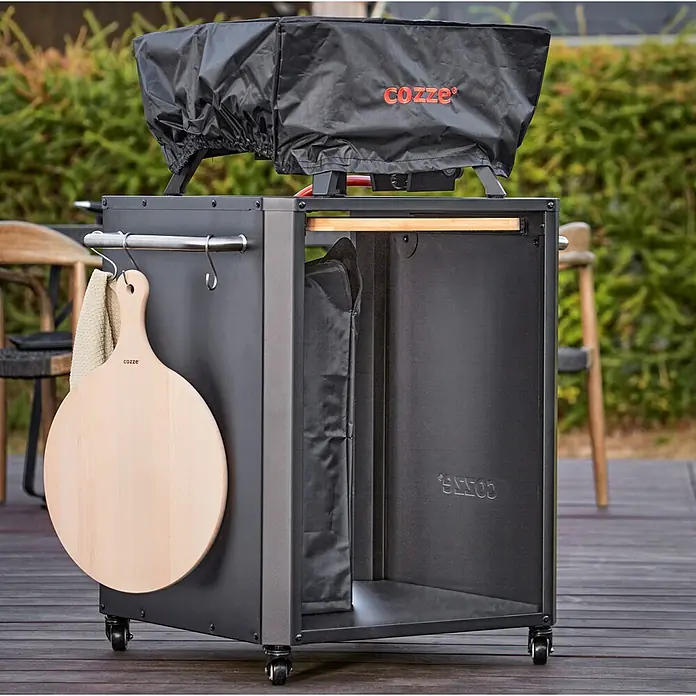 Cozze Grill-Schutzhülle - Passend für: Pizza Ofen 17, Polyester - Bild eines Cozze Pizzawagen mit Abdeckung, Aufbewahrung und Zubehör. Ideal für die Zubereitung von Pizza im Freien.