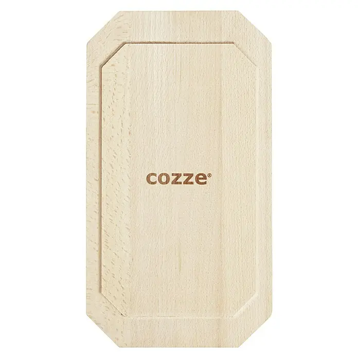 Cozze Grillpfanne - L x B: 30 x 15 cm, Höhe: 1 cm, Gusseisen - Nahaufnahme eines rechteckigen Cozze Schneidebretts aus Holz mit abgerundeten Ecken und eingelassenem Rand.