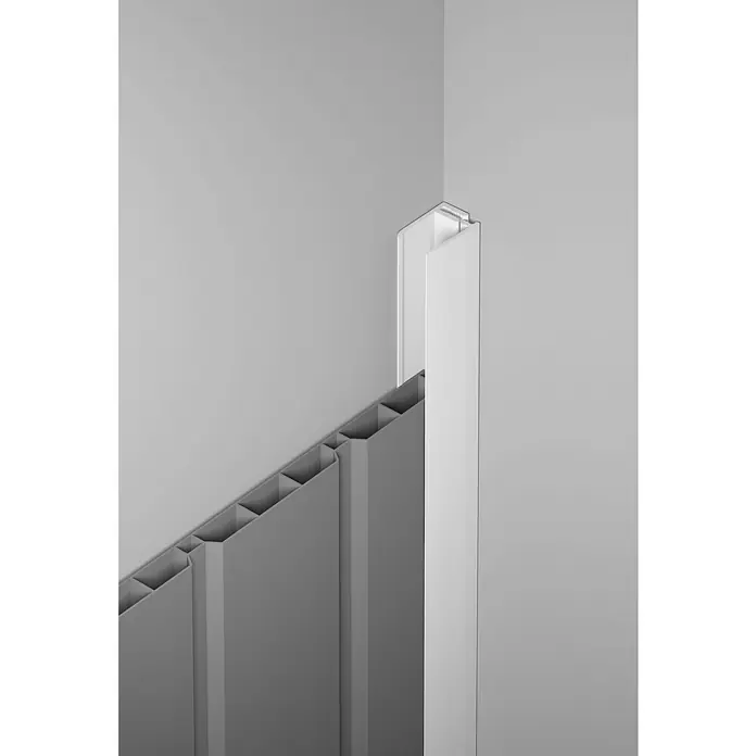 BaukulitVox Basic-Line Abschlussleiste - L x B x H: 3.000 x 20 x 10 mm, PVC - Nahaufnahme einer Wandverkleidung aus Kunststoff, die eine moderne und pflegeleichte Alternative für Innenräume bietet.