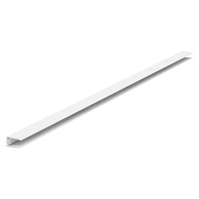 BaukulitVox Basic-Line Abschlussleiste - L x B x H: 3.000 x 20 x 10 mm, PVC - Ein weißes U-Profil ist diagonal auf einem schwarzen Hintergrund angeordnet und liegt im Fokus. Es ist eine architektonische Komponente.
