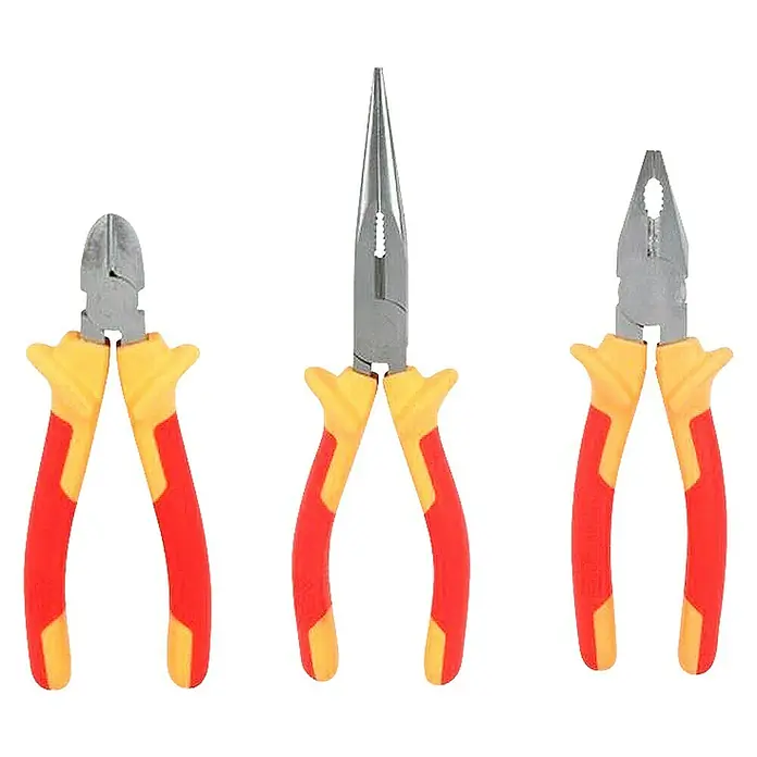 Alpha Tools Zangen-Set VDE - 3 -tlg. - Nahaufnahme von drei Arten von isolierten Zangen, die für Elektroarbeiten geeignet sind, mit rot-gelben Griffen.
