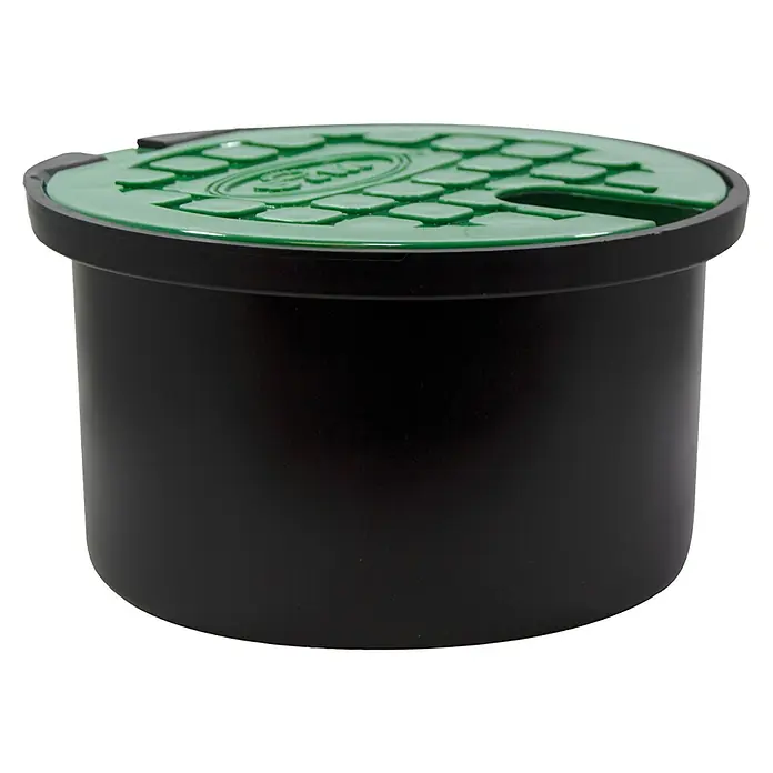 Arqueta redonda con tapa - Dimensión conexión: ¾″ - Una caja de válvulas cilíndrica negra con tapa verde, ideal para proteger válvulas de riego en jardines y paisajes.