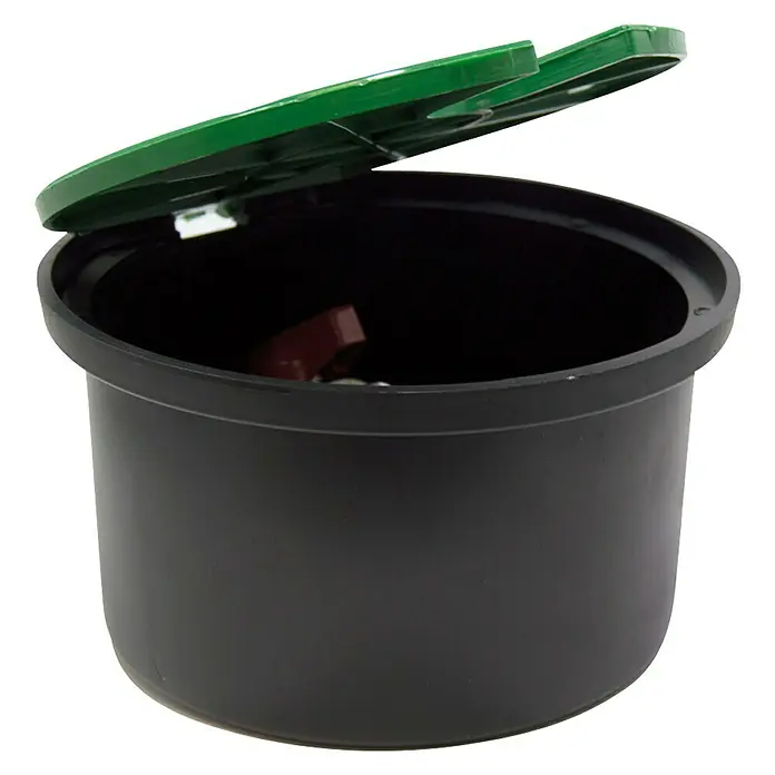 Arqueta redonda con tapa - Dimensión conexión: ¾″ - Caja de válvulas negra con tapa verde, ideal para sistemas de riego. Proporciona protección y fácil acceso a las válvulas y conexiones.