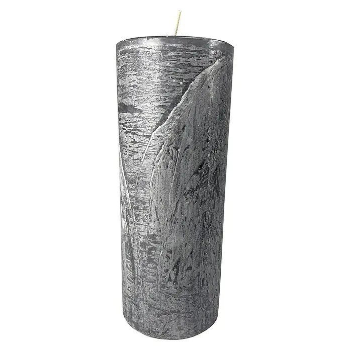 Stumpenkerze Rustic Safe - Ø x H: 10 x 25 cm, Anthrazit - Nahaufnahme einer grau strukturierten Stumpenkerze mit hellem Docht auf schwarzem Hintergrund.