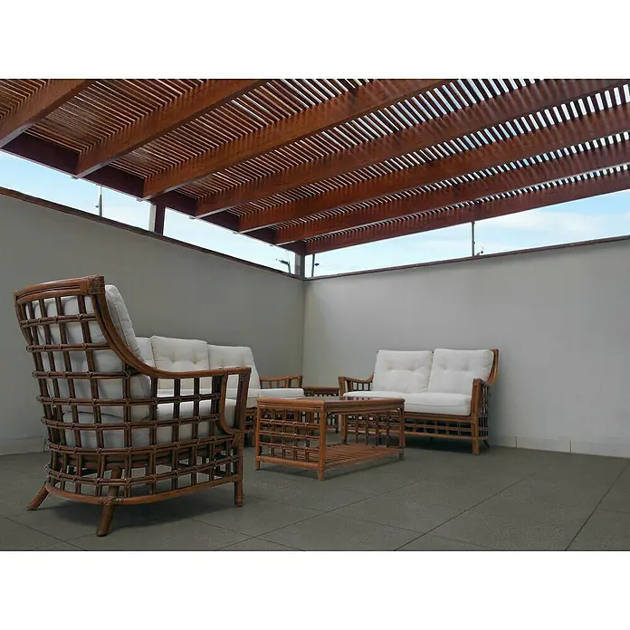 Diephaus Gehwegplatte - 50 x 50 x 4 cm, Anthrazit, Beton - Elegante Rattanmöbel-Garnitur unter einer Holzpergola. Die Möbel umfassen einen Sessel, ein Sofa und einen Couchtisch, perfekt für eine stilvolle Terrasse.